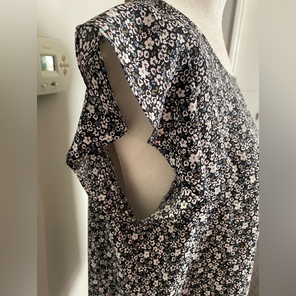 LOFT Black and White Floral Blouse - Picture 2 of 8
